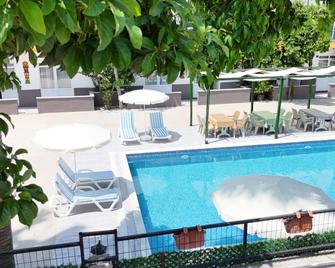 Hillside Apart House - Side - Basen