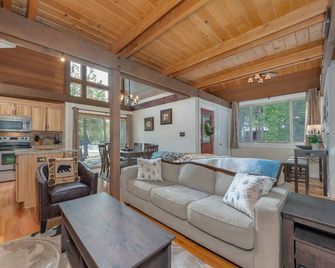 Pinecone Peak--Updated Cabin with Huge Recreation Room and Flat Level Driveway! - Dorrington - Sala de estar