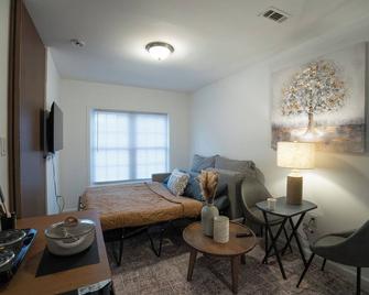 Cozy studio in lovely Duluth with WiFi, AC - Duluth - Dining room