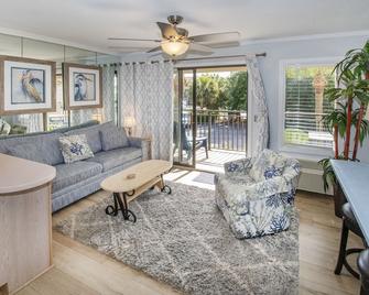 Ocean View! Coligny Area! Updated~1 Bd, 1 Ba ~2 Bikes! #113 - Hilton Head Island - Wohnzimmer