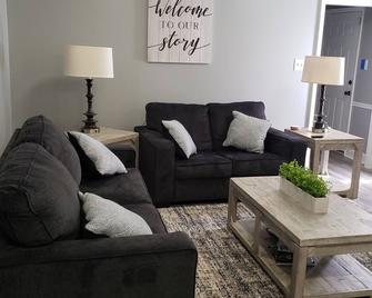 Camdyn's Place. Cozy Comfy 3 Bedroom with 2 Bath - Albany - Living room