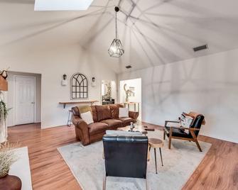 Our Keller Getaway - Keller - Living room