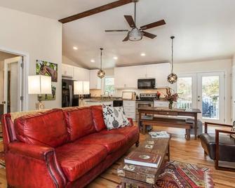 Ideal Equestrian Retreat Minutes From Tiec - Tryon - Living room
