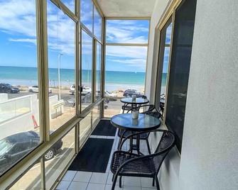 Beach Escape No 5: Sun, Sand, and Beach Await! Bring Your Pets Along! - Glenelg North - Balkón