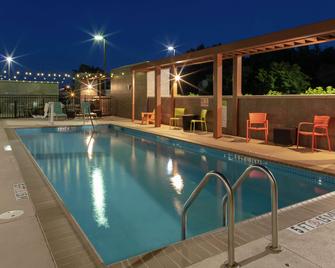 Home2 Suites by Hilton Fayetteville Fort Bragg - Fayetteville - Piscina