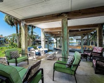 Wine Time Cozy Urban Efficiency Sleeps 6 - Jamaica Beach - Patio