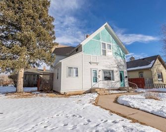 Charming French Studio Apartment - Laramie - Building