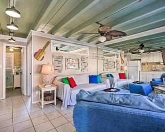 Panama City Condo with Pool Access, Steps to Beach! - Panama City Beach - Sala de estar