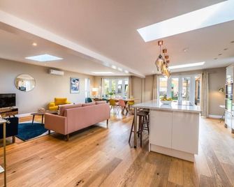 Hot tub, games room & cinema in Bournemouth, excellent ratings on other sites - Bournemouth - Wohnzimmer