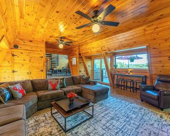 Peaceful Lake Front A-Frame in Ely - Ely - Living room