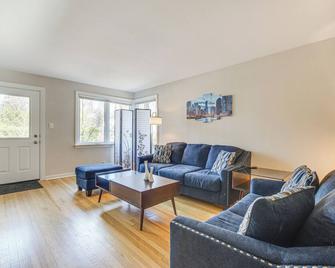 Home w/ Fenced Yard: 13 Mi to Downtown Chicago! - Evanston - Sala de estar