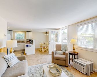 Oceanfront escape with deck, views of Lobster Cove & firepit - walk to town - Boothbay Harbor - Living room