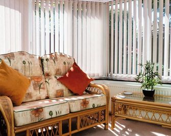 City Haven 10 min walk Cathedral & City + Netflix - Salisbury - Living room