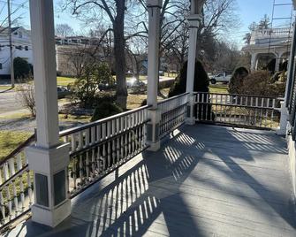 1 Br Private Victorian Apt in convenient City location on half acre sleeps 4 - Poughkeepsie - Balcony