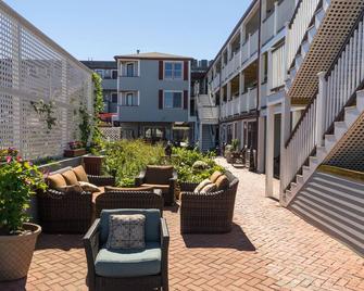 MV Surfside Hotel - Oak Bluffs - Patio