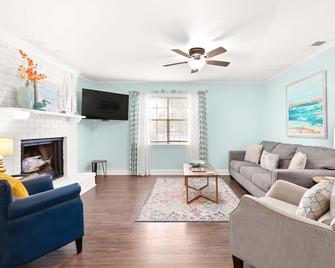 Castaway Cottage - Tybee Island - Living room