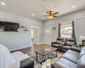 Centrally Located Lodi Home Walk Downtown! - Lodi - Living room