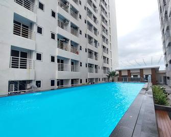 Homey and Warm Studio Apartment at Mansyur Residence By Travelio - Medan - Pool