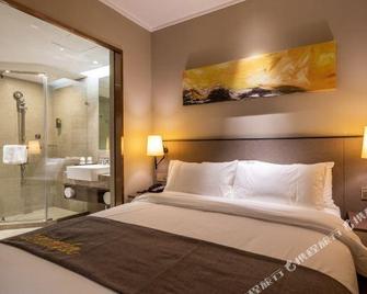 Homeinn Plus Hotel (Guilin Railway Station Xiangbishan Park) - Guilin - Habitación