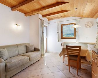 Speckign Apartment 2 - Cadipietra/Steinhaus - Вітальня