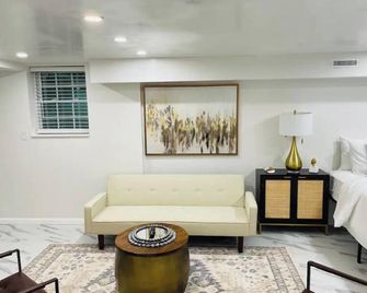 Spa-like Apartment Home / Private Pool - Concord - Sala de estar