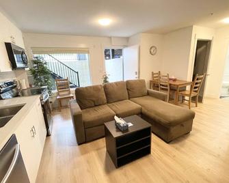 New 1br Garden Suite, Ac,ev,parking,wifi,netflx, - Port Coquitlam - Living room