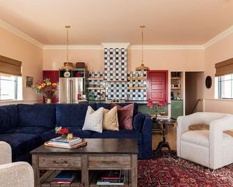 Cozy Retreat at the Schoolhouse in Guthrie - Guthrie - Вітальня