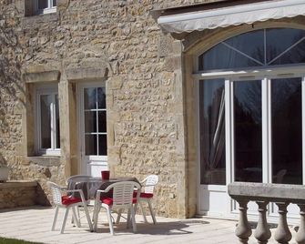 A haven of peace in a large Charming Residence - Bèze - Patio