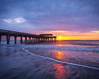 Southern Charmer Historic District Downtown Peaceful Private Porch Walk Score 90 - Savannah - Playa