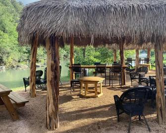 Son's Guadalupe Glamping Tent A - New Braunfels - Binnenhof