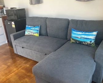 Sneezle Beezle Cottage - 오마페레 - 거실