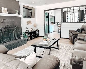 Casa on the Cove - Chandler - Living room