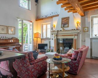 Private Villa with A/C, WIFI, private pool, TV, patio, pets allowed, panoramic view, parking - Stradella - Soggiorno
