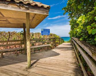 Hidden Gem. Steps to Beach. Long/Short Term. Pet friendly. - Juno Beach - Balcony