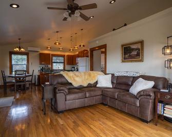 Paradise on Private 15 Acre Wildlife Sanctuary - Independence - Living room