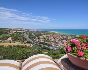 Farmhouse nestled in the nature of the Marche region, 20 minutes from the sea - Castignano - Balcony