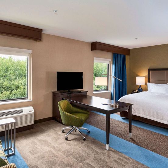 Bedroom view of Hampton Inn & Suites Duluth North/Mall Area