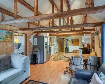 Grandpas Cabin about 30 Miles to Yellowstone! - Island Park - Living room