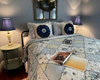 It's A Wonderful Life -Main St Penn Yan-Hot Tub-Seneca/Keuka, Restored Victorian Home-Nightlife - Penn Yan - Bedroom