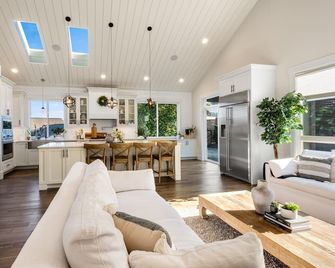 Luxury Martha Lake View Home w/Hot Tub - Lynnwood - Obývací pokoj