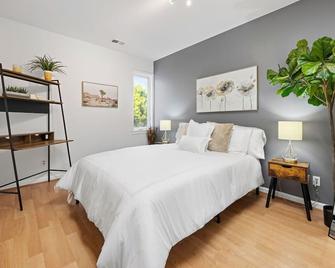 Spacious 3 Bed/ 3 Bath In San Francisco. Close To Bart/101 Freeway. Sfg Hospital - San Francisco - Bedroom
