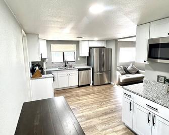 Strawberry Bear Farm & Garden - Cozy 3-BR farmhouse with WiFi, AC in Strawberry - Strawberry