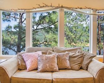 Liberty Lodge - Waterfront Home with Beds for 20 - Liberty Lake - Living room