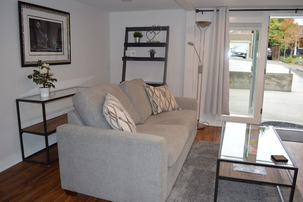 Cozy 1 BR Apartment in NW Seattle w/ Private Patio - סיאטל - סלון