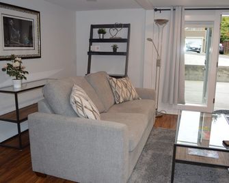 Cozy 1 BR Apartment in NW Seattle w/ Private Patio - סיאטל - סלון