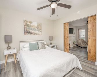 Nearby Downtown! Stacked W&D + Pullout Sofa - Wichita - Bedroom