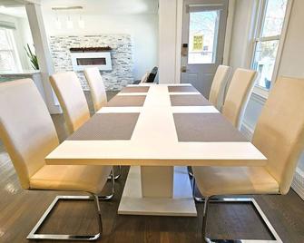 Entire house 2 minutes to South Shore hospital - Weymouth - Dining room