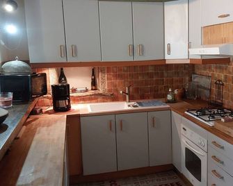 Family Home with Games Room Near Rafting Base - Monistrol-d’Allier - Kitchen