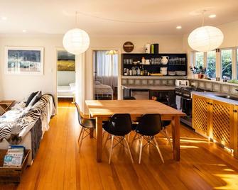 Unwind in a Real, Cute, Comfortable Bach in Takamatua - Akaroa - Restaurant