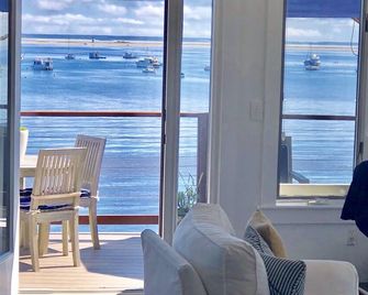 West End Waterfront Retreat-Breathtaking Views-Parking for 2 Cars - Provincetown - Living room